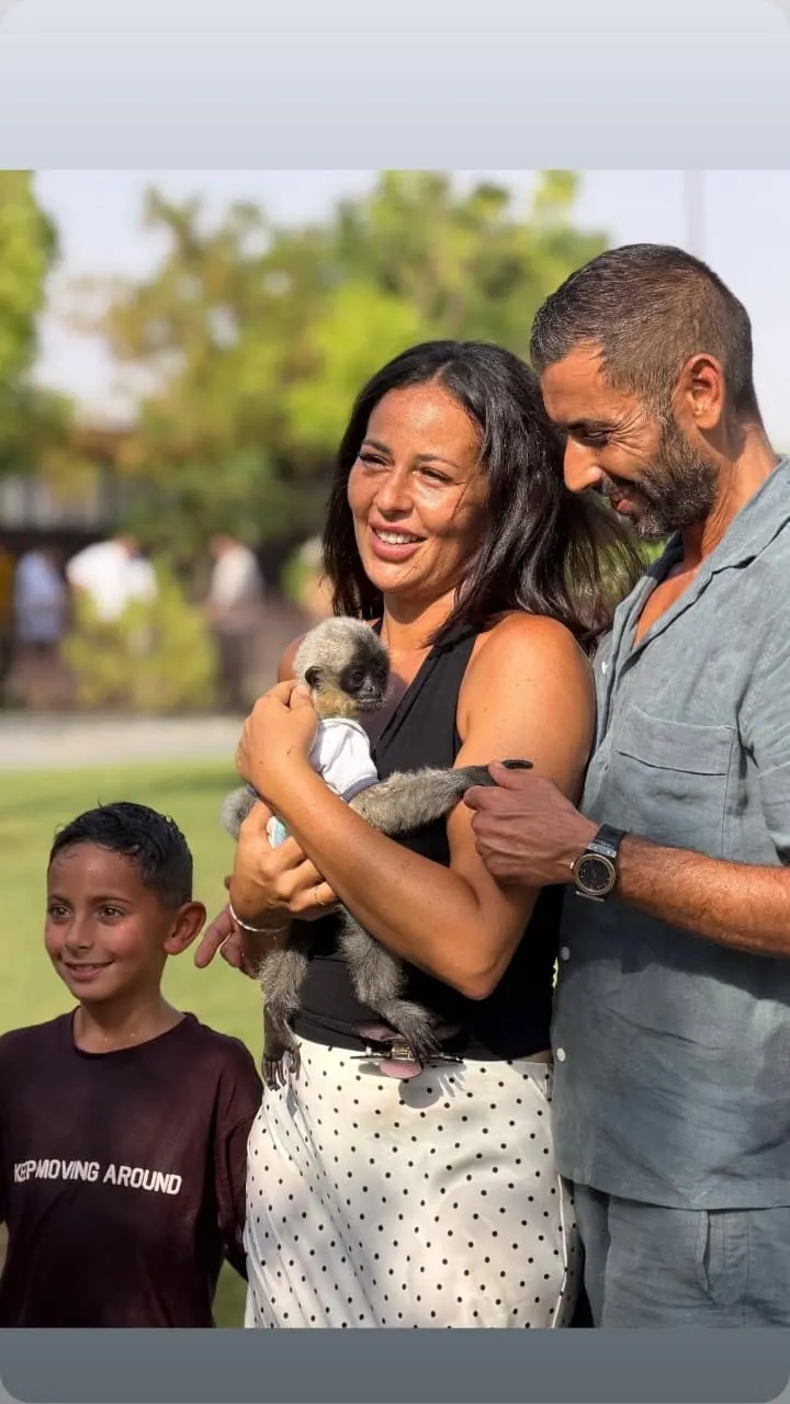 Une famille rencontre un jeune primate à Noor Jungle